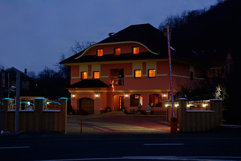 Hotel Magnat à Moukatcheve Extérieur photo